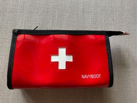 Kleine Kosmetiktasche von NAVYBOOT, rot mit Schweizerkreuz
