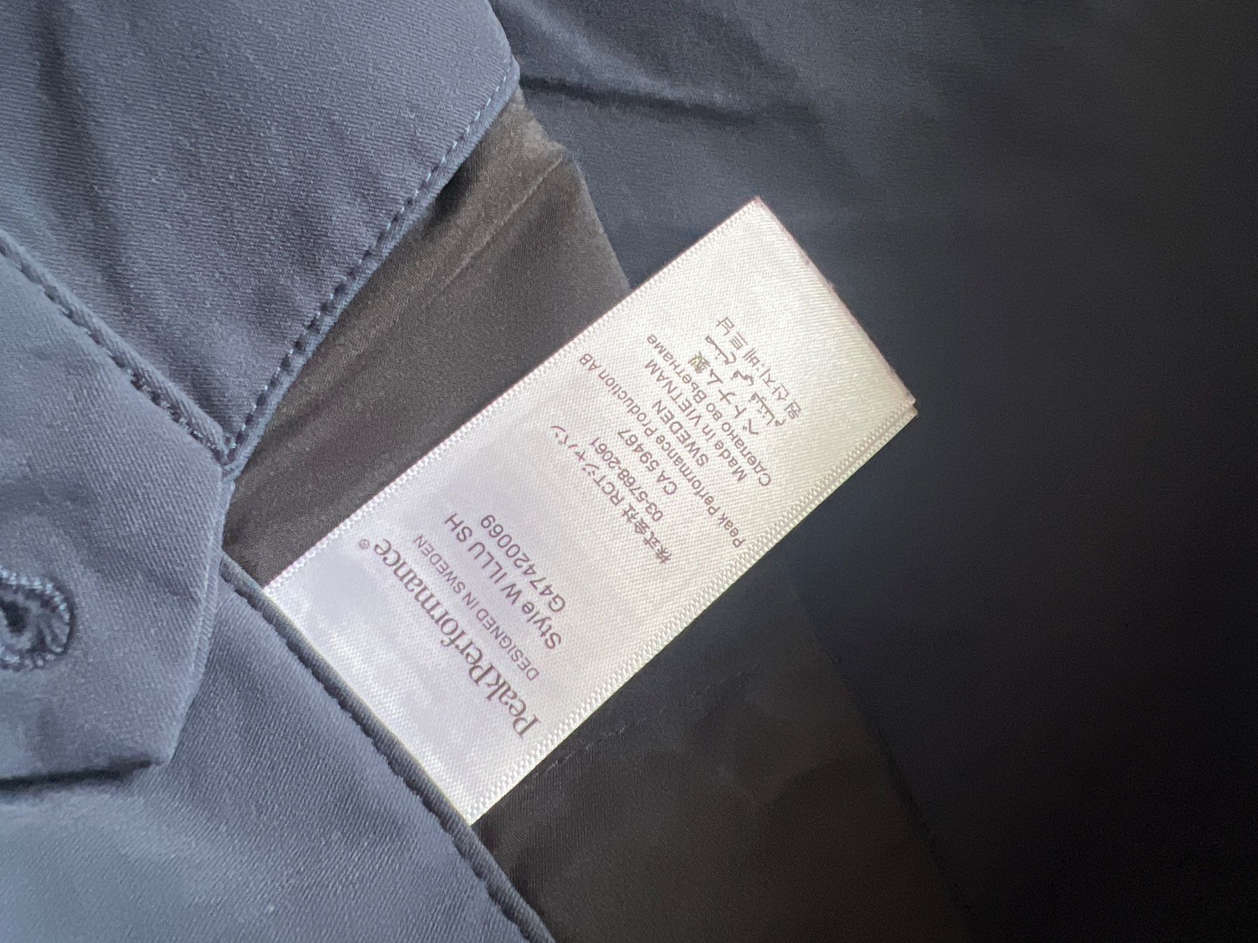 Peak Performance Hosen: Peak Performance Illusion Shorts Damen Gr. 31 dunkelblau – Gebraucht aus Winterthur von britsi 2
