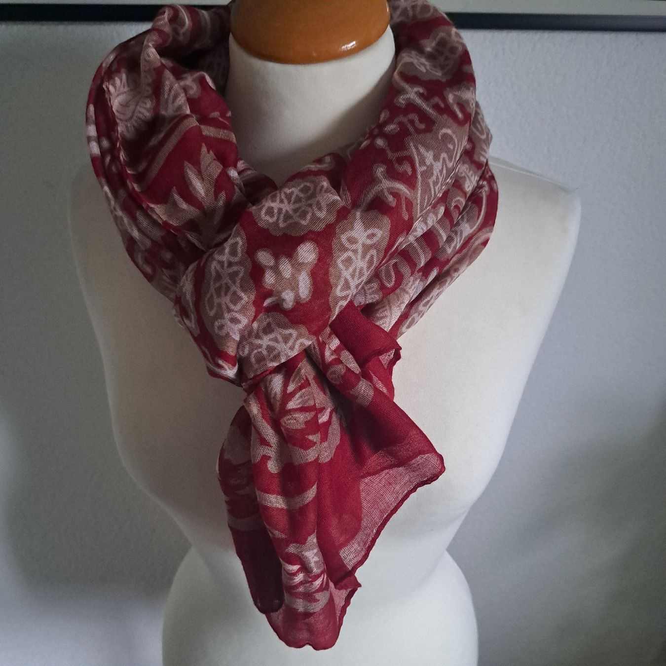 Foulard & Sciarpe: Roter/beiger Schal mit Muster - Top Zustand! – Usato da Kriegstetten venduto da Jakasi