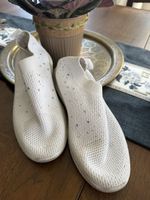 Baskets blanches et sequins 