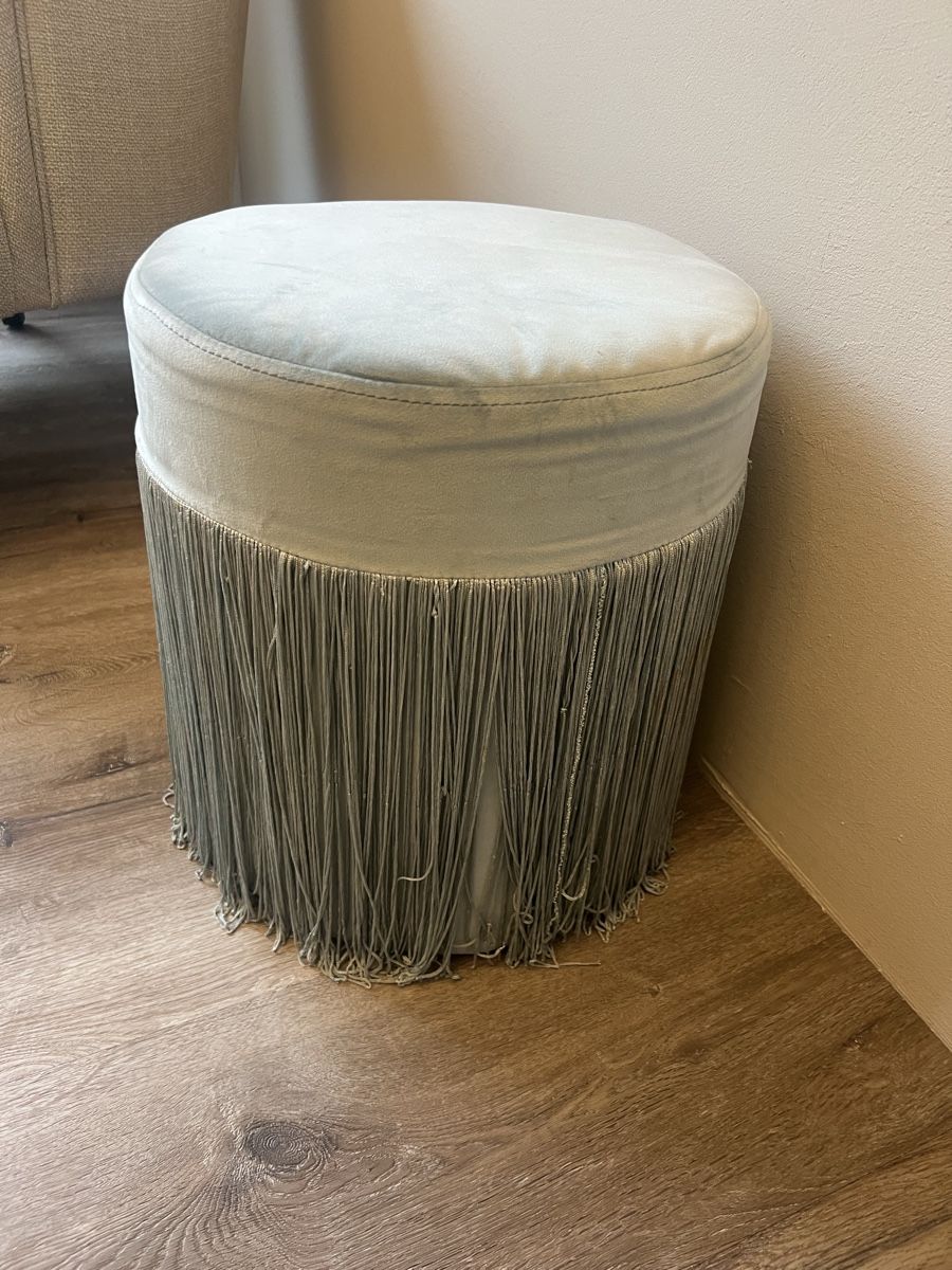 Hocker: Runder Hocker / Pouf mit Fransen – Gebraucht aus Zürich von R1908