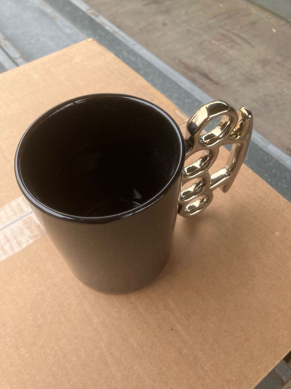 Tazze: Thabto Tasse mit Schlagring-Griff -Ein echter Hingucker!Neu! – Nuovo e nell'imballaggio originale da Dintikon venduto da 51rh 2