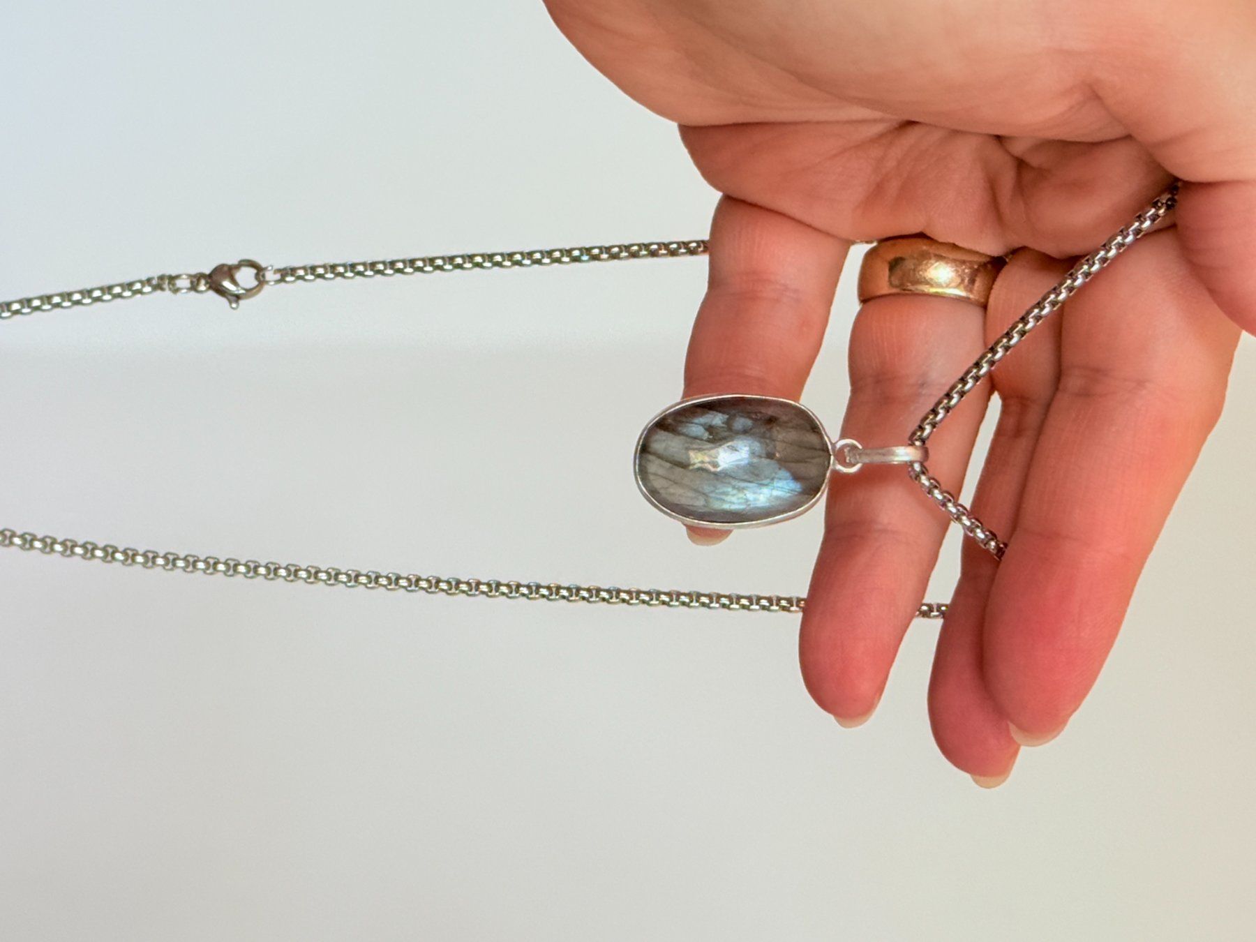 Catenine: Pendentif Labradorite et chaîne. Oval. – Nuovo e nell'imballaggio originale da Genève venduto da AWWA 8