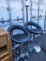 Gratis 2 höhenverstellbare Barhocker (schwarz, drehbar)