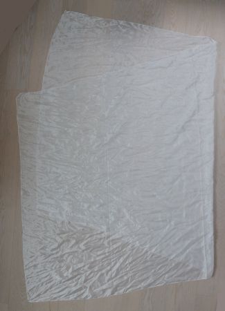 Leichter, weisser Seiden-Schal