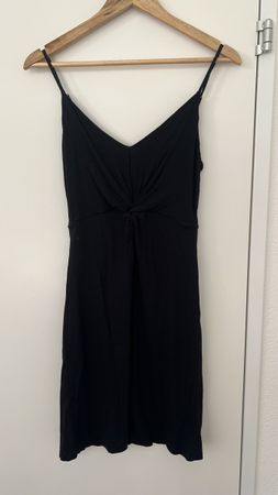 Schlichtes schwarzes Sommerkleid 
