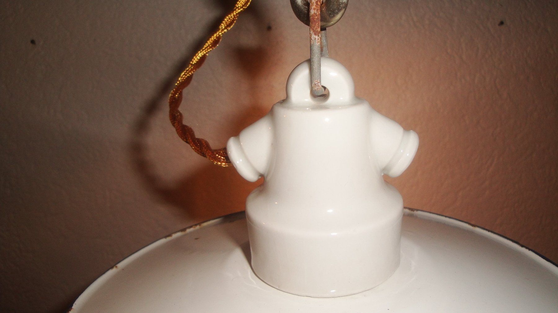 Lampade: Kellerlampe mit Emaillierter Lampenschirm – Usato da Zürich venduto da Paykan 1
