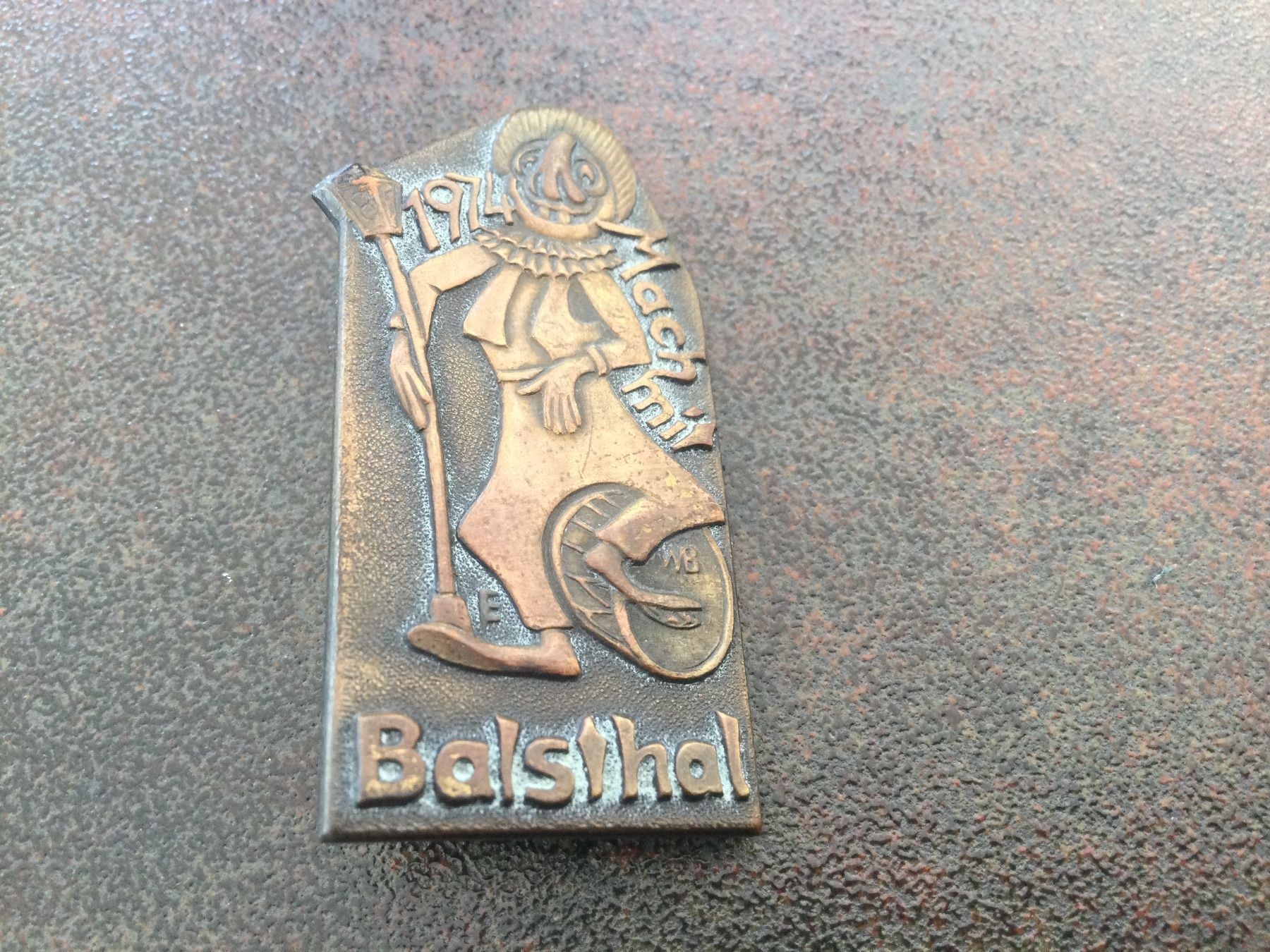 Broschen & Nadeln: Fasnachtsplakette Balsthal 1974, Kupfer – Gebraucht aus Riehen von hansi999 1
