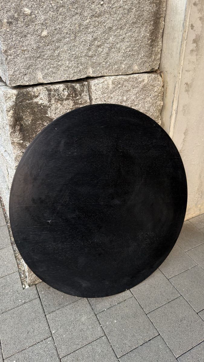 USM Tavoli: USM Kitos Tischplatte rund 111.5cm schwarz, Eiche – Usato da Wolfwil venduto da Poulet60