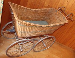 antiker Kinder-/Puppenwagen (M)