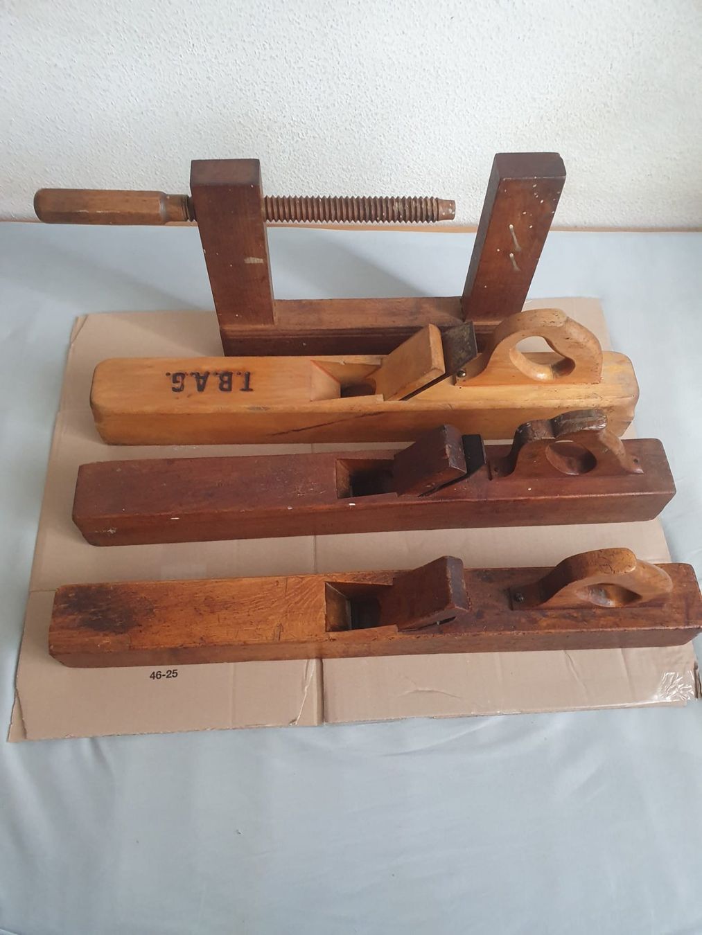 Alle Werkzeuge: 3 Handhobel und 1 grosse Holz-Schraubzwinge – Gebraucht aus Basel von FirstClass4000