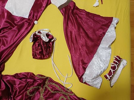 Festliches Kleid mit Schleppe, Stulpen und Haube