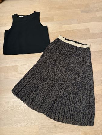 Top Mango & schwarzer Faltenrock Leo Print Gr. L
