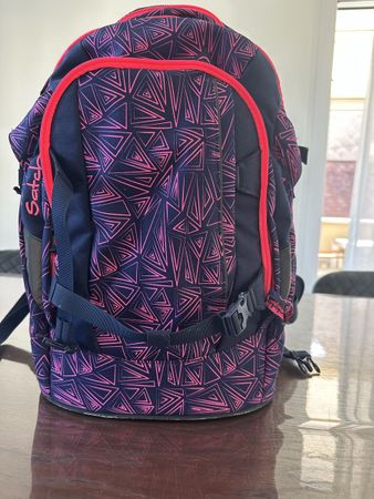 Schulrucksack Satch dunkelblau pink gemustert gebraucht