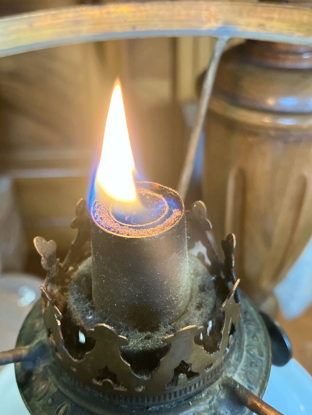 Lampade: Antike Petrollampe aus opalinem Glas – Usato da Horw venduto da luzernicus 9