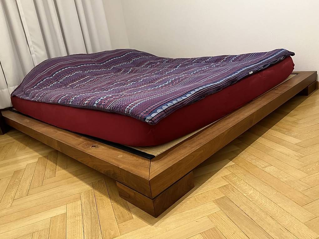 Betten: Doppelbett aus Nussbaumholz – Gebraucht aus Zug von pag_2f72