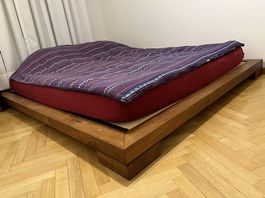 Doppelbett aus Nussbaumholz