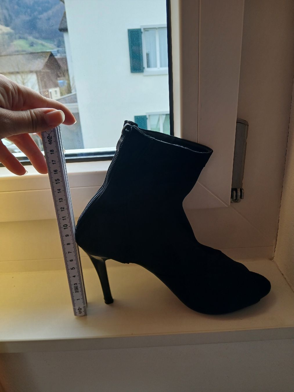 Scarpe da donna: Schwarze Peep-Toe Stiefeletten, Gr. 39 – Nuovo (secondo la descrizione) da Niederrohrdorf venduto da Sabrina1041 2
