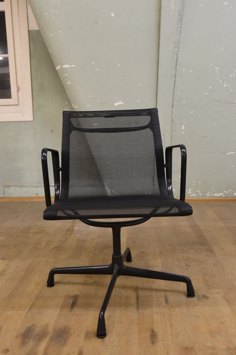 Vitra Sedie: Vitra Eames Aluminium Chair EA 108 Netz Schwarz – Usato da Lichtensteig venduto da Usedinstorecom 2