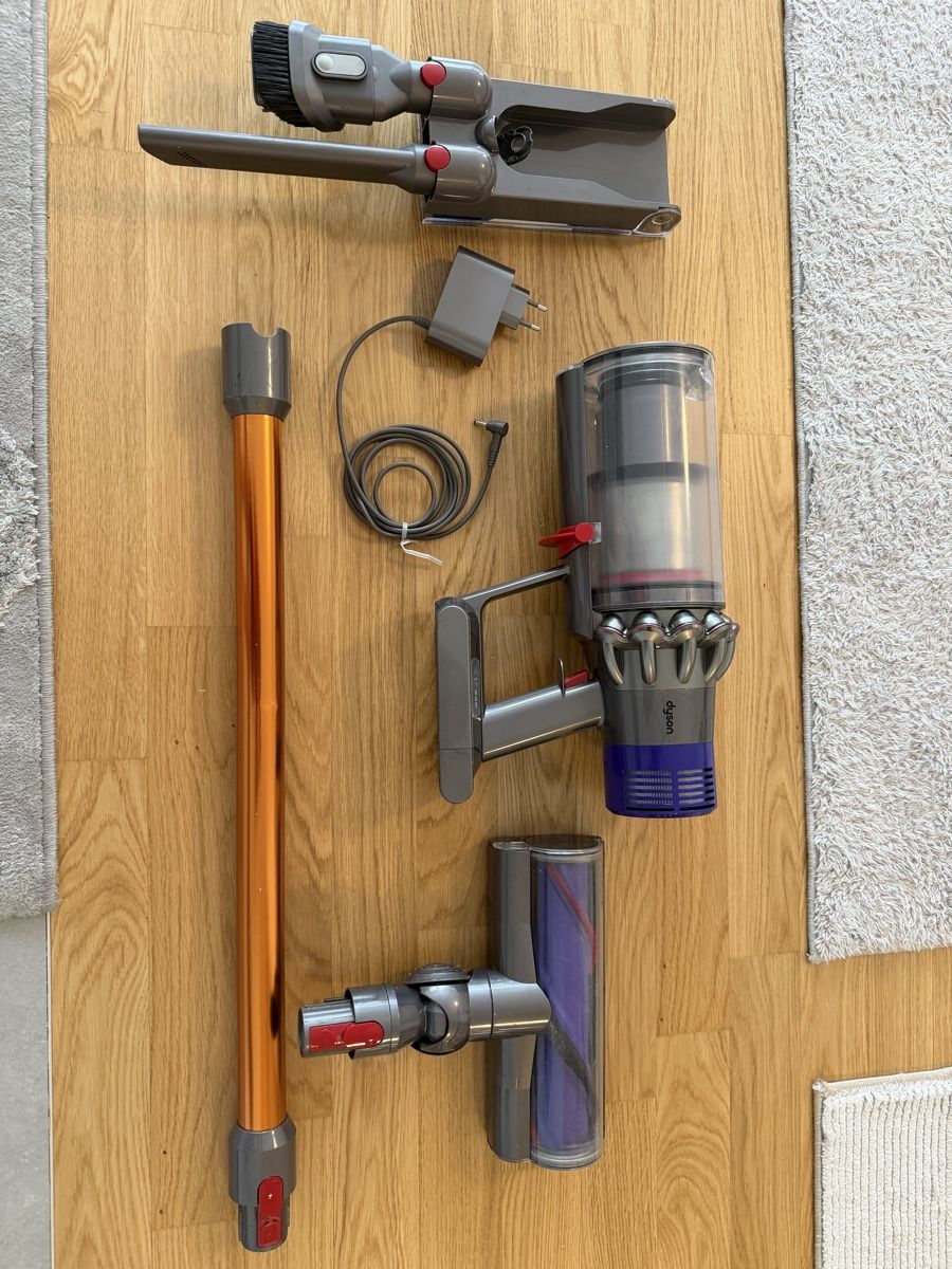 Dyson Aspirateurs & Accessoires: Dyson V10 cyclone absolute  – D'occasion à Meyrin par SA_3006