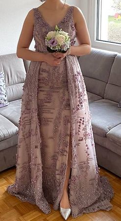 Elegantes Abendkleid in Flieder mit Pailletten, Gr. 3840