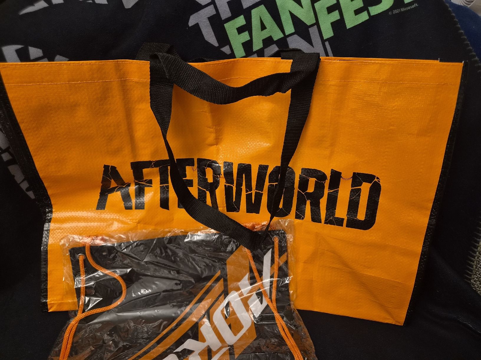 Plaquettes & Badges: Gamescom 2026 Merch Bundle AORUS INFINITY + AFTERWORLD – Neuf avec emballage d'origine à Rorschach par Fresh87 4