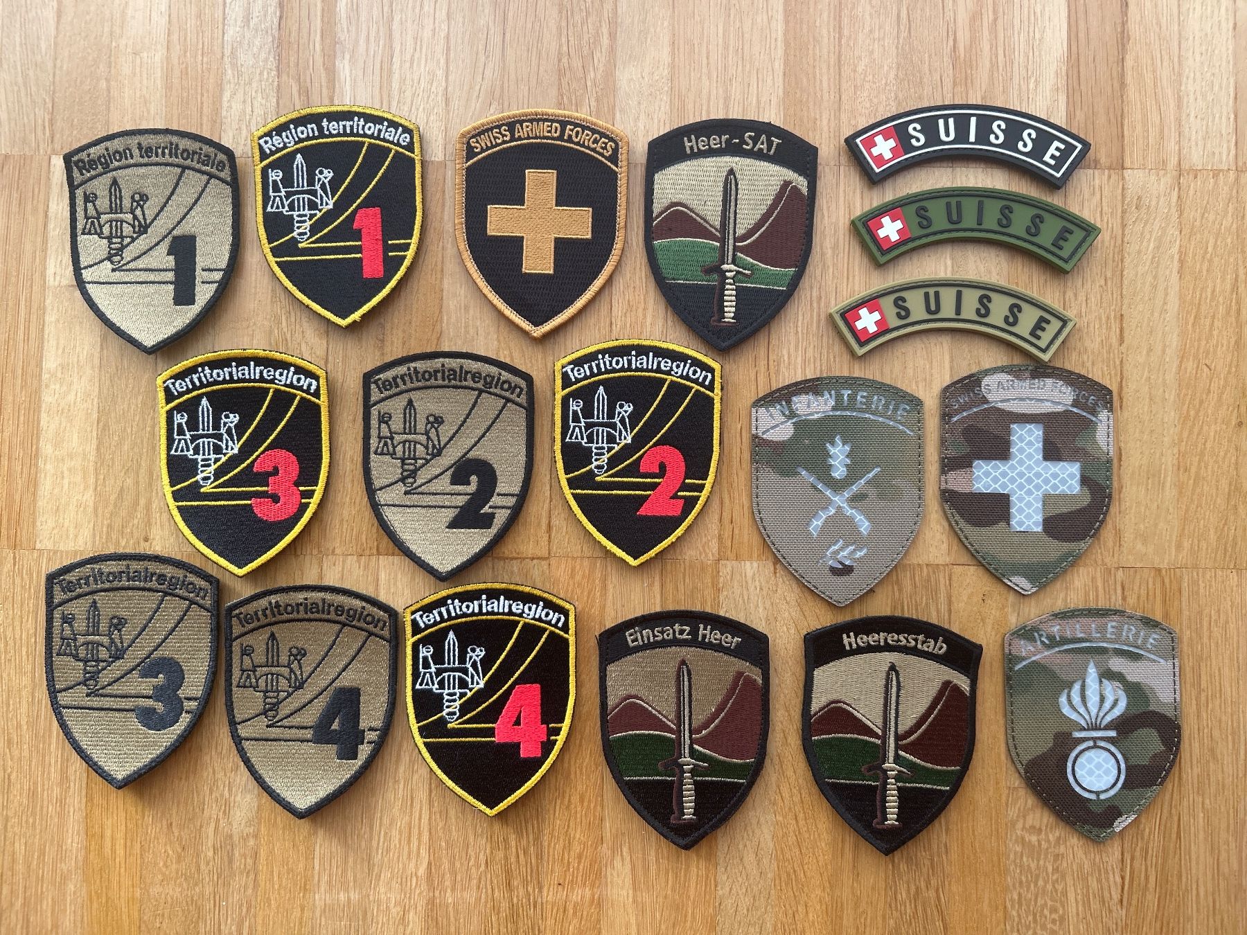 Schweizer Armee Toppe: Lot Patches Schweizer Armee – Usato da Hausen am Albis venduto da MACV62