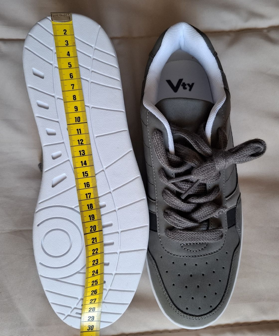 Scarpe da uomo: Graue Sneaker Grösse 43, ungetragen – Nuovo (secondo la descrizione) da Dietikon venduto da Hirschkopf 5