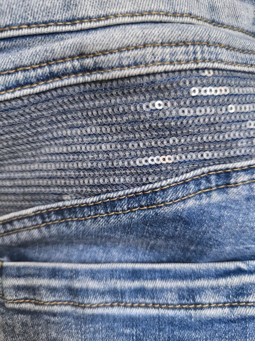 Jeans: Kurze Jeanshose mit Pailetten – Usato da Gettnau venduto da Immortal_ 2