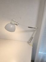 Tisch, Stuhl & Lampe