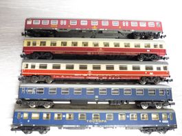 Lot de 5 wagons de train miniature, parfait pour collection!