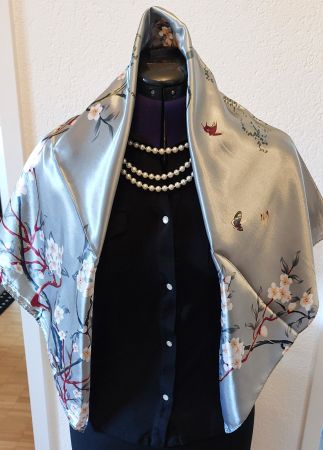 Edles Tuch in Seidenoptik, Frühling Sommer Blumen Vögel grau