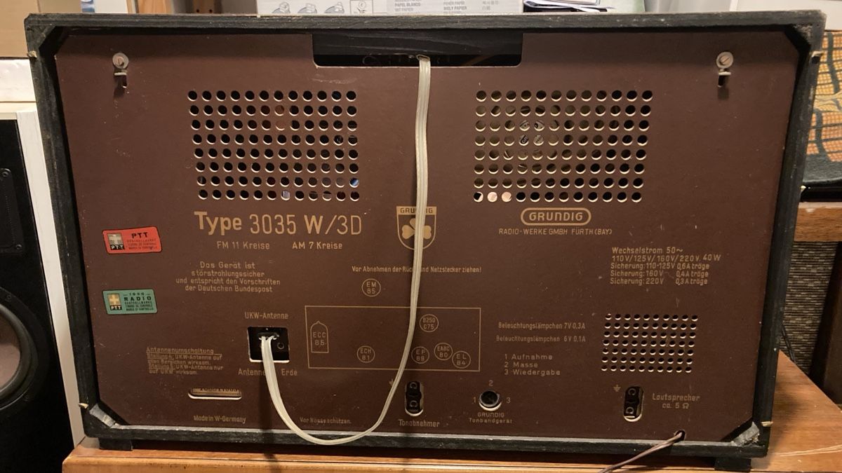 Grundig Radio: Grundig 3035 3D Klang - komplett restauriert mit bluetooth! – Usato da Chevenez venduto da Electro-Rick 3