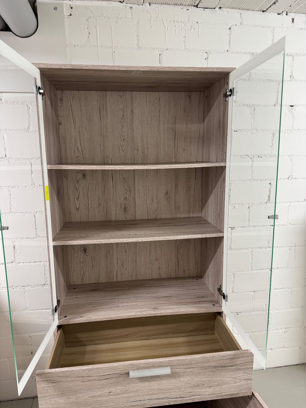 Vitrines: Hochkommode Vitrine  Schrank mit Glas – D'occasion à Küsnacht ZH par Burgiba 1