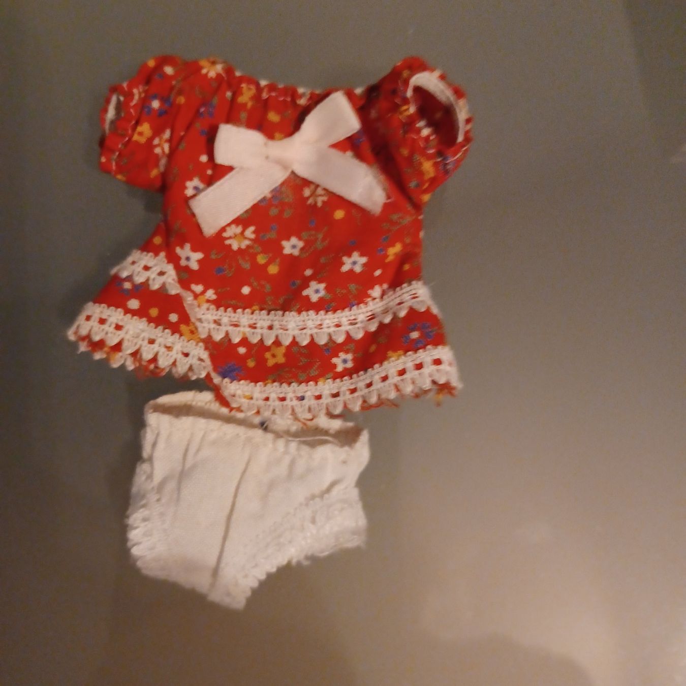 Bambole: winziges Kleidchen mit Höschen für Puppe – Usato da Abtwil SG venduto da luupsy