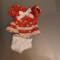 winziges Kleidchen mit Höschen für Puppe