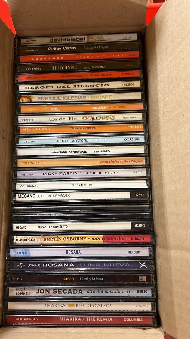 CD: 25 neue CDs - spanisch – Nuovo (secondo la descrizione) da Buchs SG venduto da Pocolocoli