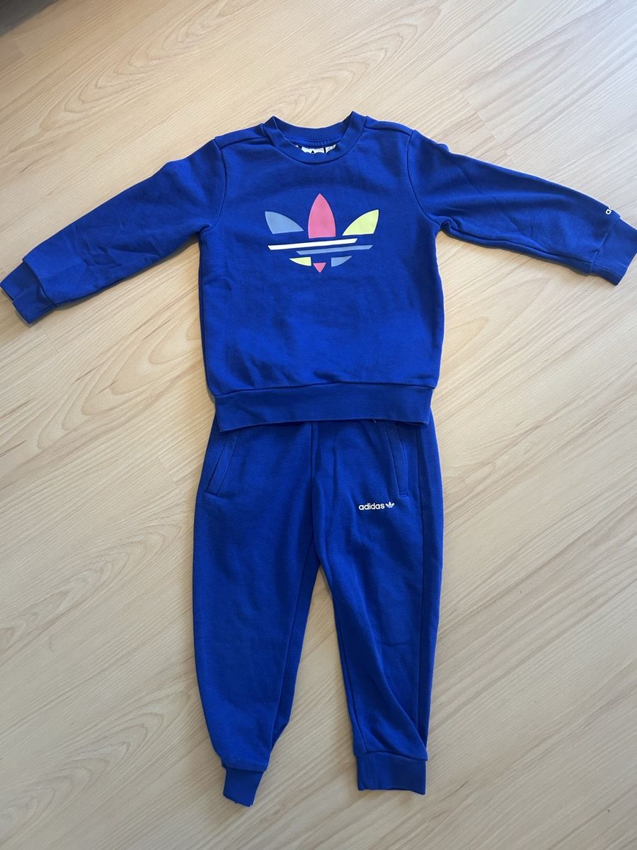Adidas Lotti & Set di vestiti: Adidas Trainer, Grösse 110, Top Zustand! – Usato da Züberwangen venduto da Cindarellina13