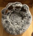 Kuscheliges Hundebett / Katzenbett Pfotenform, Grau