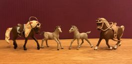 2 Schleich-Pferde mit Sattel und Zaumzeug und 2 Fohlen