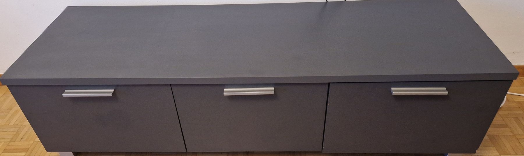 Mobili TV: TV-Lowboard dunkelgrau mit drei Fronten  – Usato da Bäretswil venduto da alc_5c6l