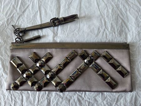 BURBERRY Clutch mit Handschlaufe, Satin + Schmucksteine