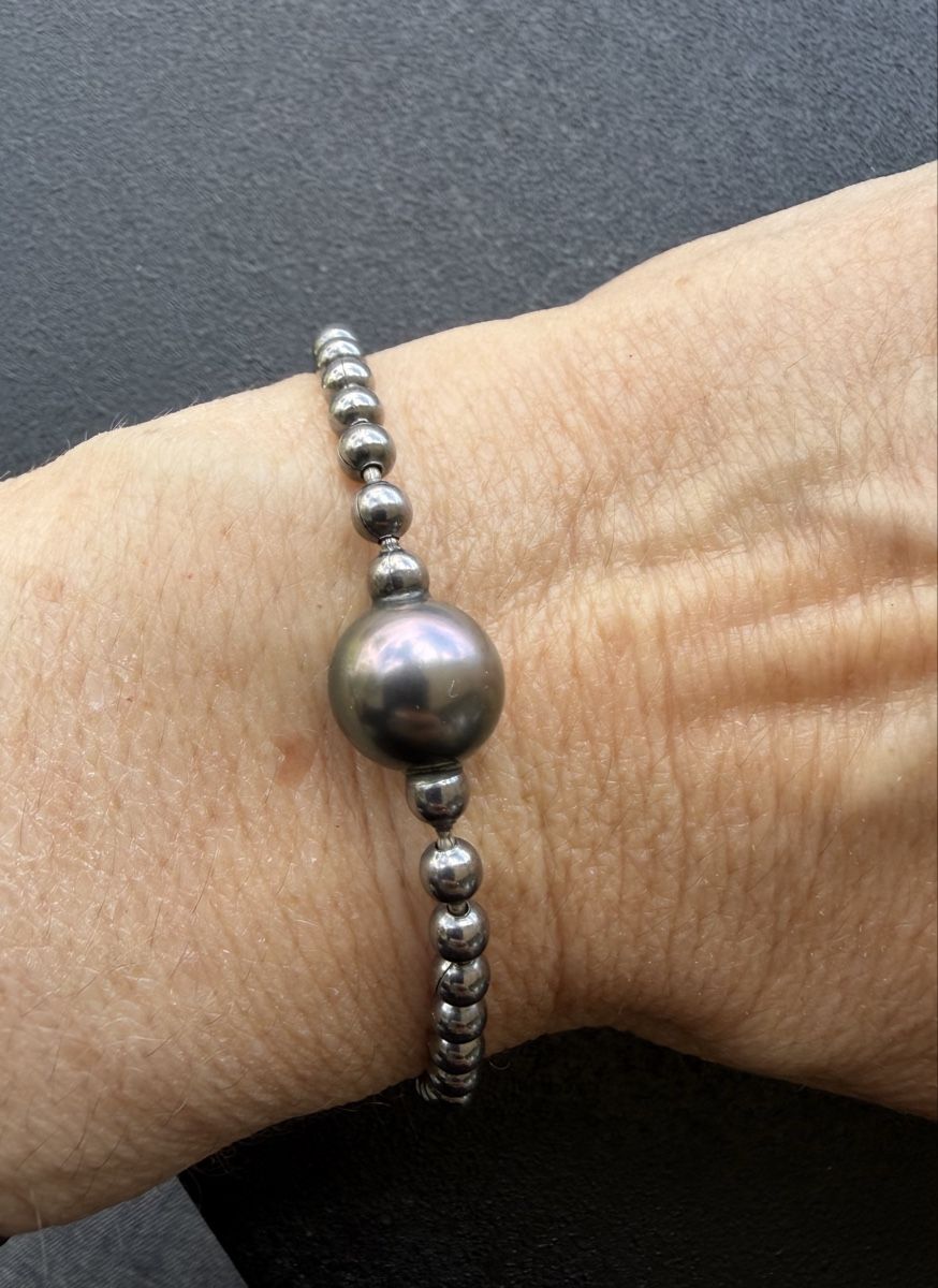 Bracciali & Braccialetti: Stretch-Armband mit grauer Süsswasserperle – Usato da Biel/Bienne venduto da karin.fleischer