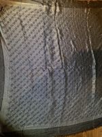 Foulard/echarpe Guess grise, motif discret, idéal en hiver