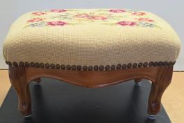 Fußschemel Schemel Hocker Stickerei Rosen Polsterhocker
