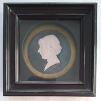 Antikes Miniatur Portrai Relief, signiert und datiert 1885?