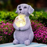 Hund mit Solar Ball Gartendeko