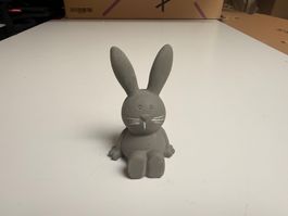 Osterhase Figur grau mit Fellschwanz Dekoration 12x6cm