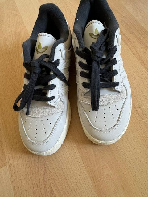 Adidas Damenschuhe: Adidas Turnschuhe – Gebraucht aus Unterkulm von Manubasso 1