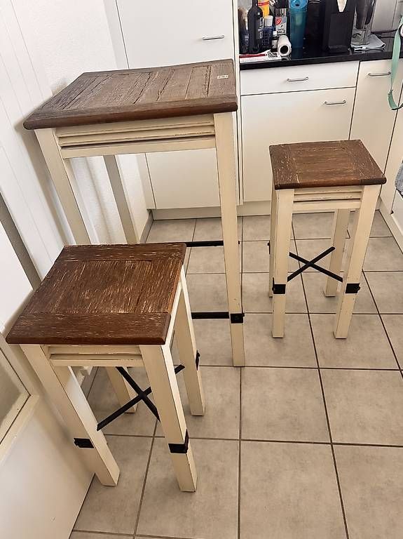 Set de table et chaises: Hochtisch mit 2 Stühlen – D'occasion à Reinach BL par keboe19
